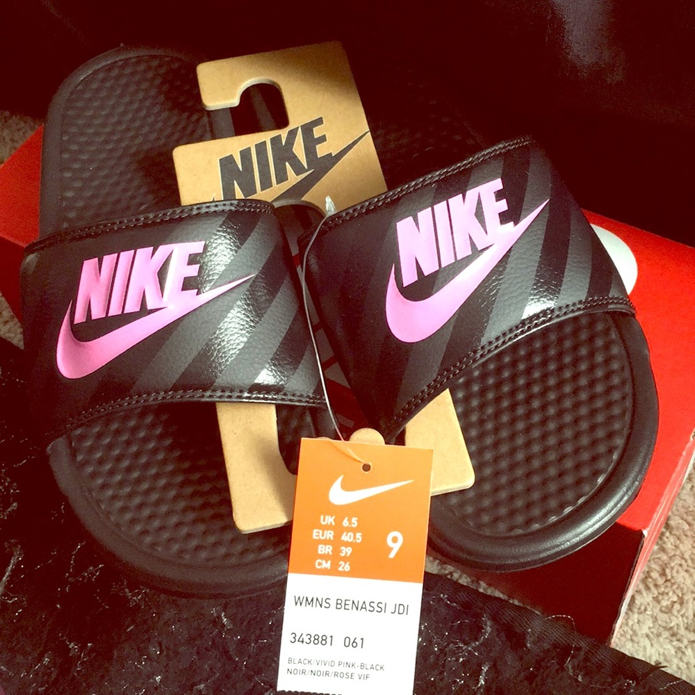 NWT NEVER WORN NIKE BENASSI SLIDE WMNS SZ 9